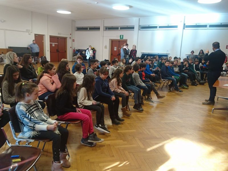 Direktor Di Benedetto begrüßte die Schülerinnen, Schüler der 5. Klassen und ihre Lehrpersonen in der Aula der Mittelschule „Carl Wolf“