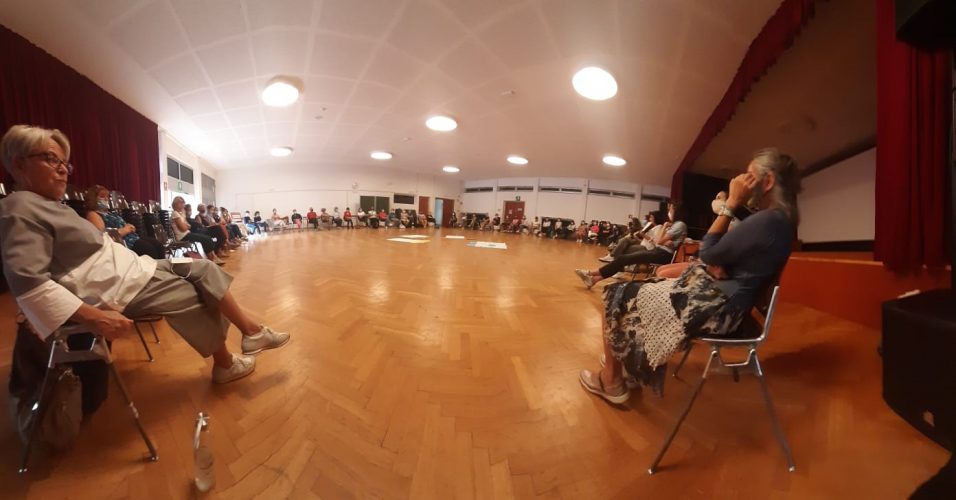 Ende Mai entstand unter der Leitung von Christine Perri die Arbeitsgruppe Leben mit Corona, die sich aus folgenden Mitgliedern zusammensetzt: Margarete Schmidt Diemel, Paola Marchetto, Samantha Reali, Sabine Terzer, Ulrike Trogmann, Mechthild Vigl, Monika Vigl und Evelyn Widmann.