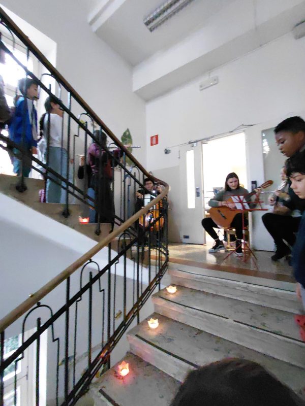 1singen im Treppenhaus_1