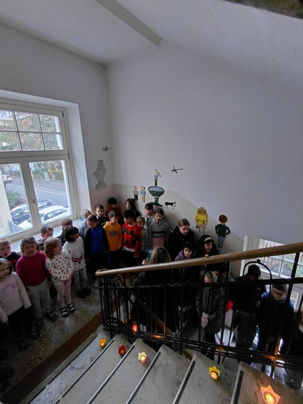 1singen im Treppenhaus_2