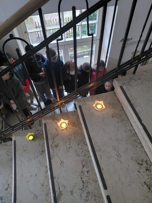 1singen im Treppenhaus_3