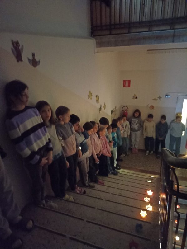 1singen im Treppenhaus_4