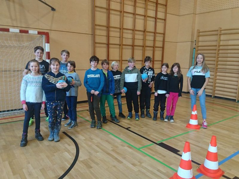 In der Turnhalle haben die Sportklassen einen Parcours aufgebaut
