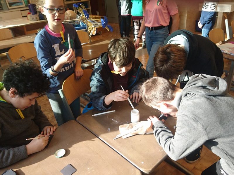 Grundschülerinnen und -schüler durften im Kunstraum ein Namensschild gestalten und sich...