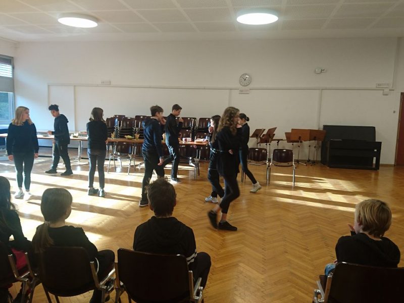 Schülerinnen und Schüler des Sprachenzuges hatten ein kleines Theater vorbereitet